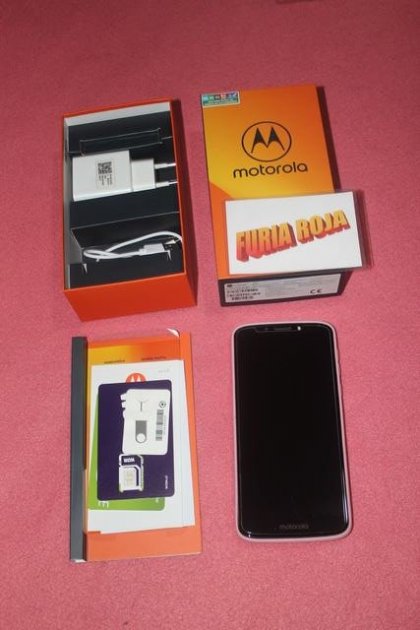 moto e5 pack.JPG